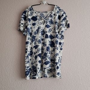 Lucky Brand》NWOT Floral Criss Cross Tee